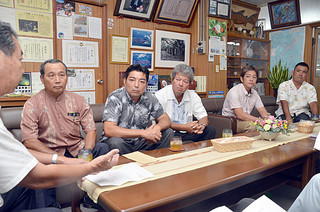 乾燥ロール購入の助成を要請する黒島肉用牛生産組合の仲盛浩吉組合長（左）と役員ら＝８日午後、町長室