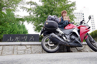 山形県庁の前で写真に収まる伊藤紘太さん＝２０１３年８月22日（伊藤さん提供）