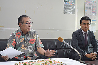 竹富島でのホテル建設計画を説明する一丸秀信会長（左）ら＝７日午後、県庁記者クラブ