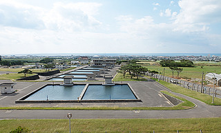 石垣島と竹富島のに水道水を供給している石垣浄水場。20日から夜間の給水を制限する予定になっている＝12日午前