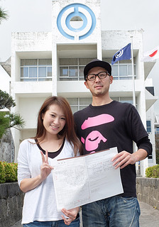 リゾートウエディングで来島した軍場隼人さんと吉田珠未さん。石垣市で婚姻届を出した＝22日午後、石垣市役所