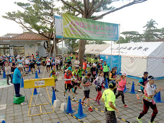 県内外から１２５人が参加した第１回石垣島ビーチ・トレイルラン２０１４＝11月30日、バンナ公園（同実行委員会提供）