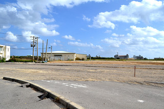 旧石垣空港ターミナルビルが解体され、駐車場から滑走路をはさんで県八重山合同庁舎が見えるようになった＝３日午後、旧石垣空港駐車場