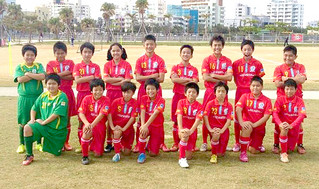 第17回沖縄トロピカルカップ国際少年サッカー大会で八重山勢初の３位入賞を果たした新川ドルフィンズ（チーム提供）