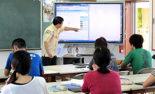 電子黒板を使ったＩＣＴ研修の様子＝資料写真・２０１４年８月27日・西表小中学校