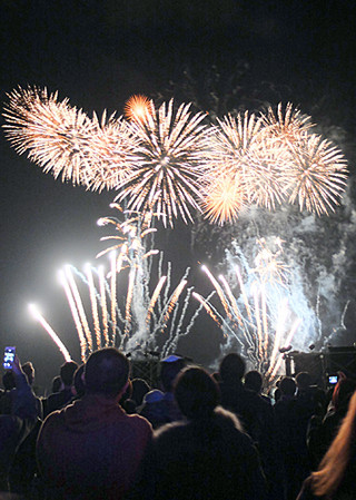 石垣島新春花火大会の前夜祭で打ち上げられた花火。21日夜は１５００発がレーザーショーとともに夜空を彩る