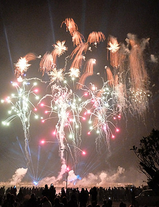 新春の夜空を１５００発の花火と青いレーザーが彩る。会場からは「芸術的」とため息がもれた＝21日夜、八島埠頭用地