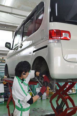 自動車整備工場で行われている自動車の車検整備。車検を受けられる期間が１カ月前倒しされる＝３日午後、石垣市内の自動車整備工場