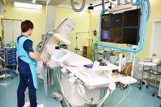 八重山病院が導入した最新の３６０度回転式血管造影検査システム＝24日午前、県立八重山病院