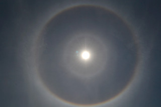 太陽の周りに二重のリングができた「日暈」現象＝３月31日午後１時ごろ、石垣市大川