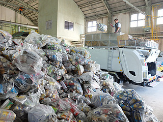 一般廃棄物最終処分場に搬入されたものの、処理ができず山積みになった缶類＝１日夕、同処分場