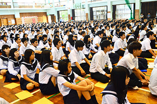 在校生約７００人が参加した教育フォーラム＝25日午後、八重高体育館