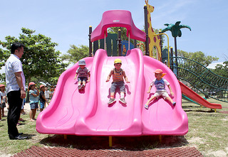 石垣市中央運動公園子供広場に新たに完成した滑り台を楽しむ子どもたち＝５日午後、同広場