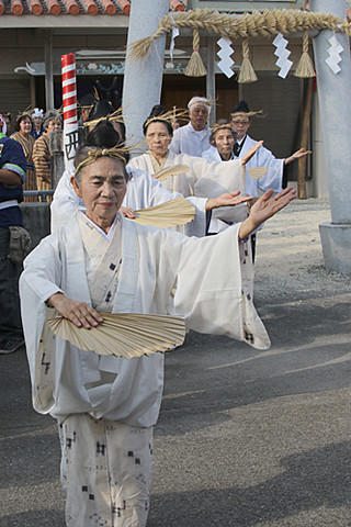 厳かに巻踊りを奉納する平得の神司たち＝25日午後、大阿母御嶽前