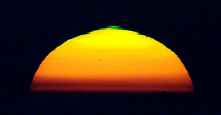 太陽の縁でみられたグリーンフラッシュ（７月31日午後７時29分、石垣島天文台の花山秀和研究員撮影）