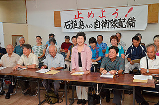 「石垣島への自衛隊配備を止める住民の会」の結成総会を８日に開くことを発表する呼びかけ人ら＝１日午前、官公労共済会館