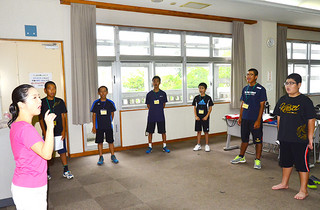 基本的な発声法を練習する児童たち＝２２日午前、大浜信泉記念館多目的ホール