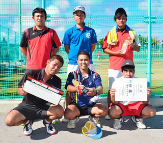 Ａクラス男子で２連覇を飾った3-SHAFT＝４日午後、市営テニスコート
