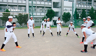１３日から九州大会に向けて練習を再開した八重高野球部＝１４日午後、同校グラウンド