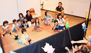 児童文化サークルいちご会の紙人形劇を楽しむ親子たち＝17日午前、市民会館展示ホール