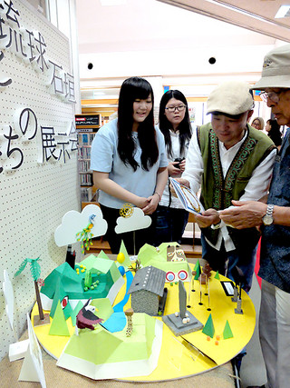 展示作品について説明する国立台北教育大学の学生ら＝18日午前、市立図書館内