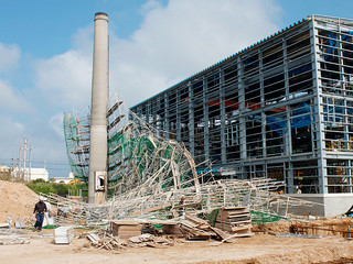 台風21号で倒壊した新製糖工場整備のための足場。復旧作業に10日ほどを要したが、操業開始には影響がないという＝９月30日午後、与那国町祖納