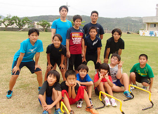 与那国アスリートクラブの子どもたち。後列右は監督の大嵩長史さん、同左は平良勝寿さん＝10月28日、与那国小学校グラウンド