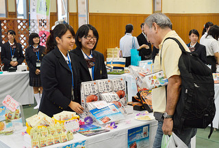 来場者が石垣島の特産品を買い求めた八商工の商業デパート＝13日、県立武道館