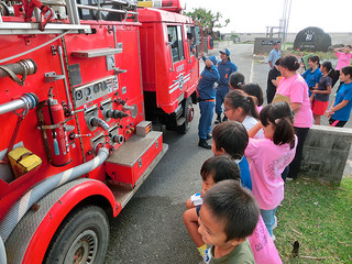 火災訓練終了後、消防車を興味深げに見入る児童たち＝９日、比川小学校