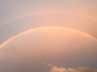 市街地に懸かった巨大な虹＝１日午後５時50分すぎ（読者提供）