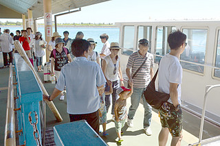 竹富町内の離島に向かう旅客船に乗り込む観光客。ふるさと旅行券で観光消費の喚起が期待されている＝７月30日、石垣港離島ターミナル
