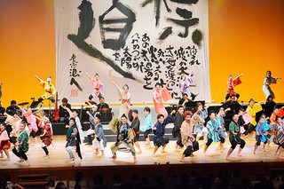 演劇現代版組踊「オヤケアカハチ～太陽の乱～」公演で、一糸乱れぬ演技を披露するメンバーたち＝20日午後、市民会館大ホール