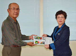 市教育委員会に写真集を寄贈した中尾さん（左）＝７日午後、市教育委員会