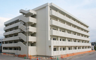２月中旬に完成予定の石垣海上保安部の職員宿舎＝12日午後、新栄町