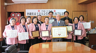県赤十字大会で表彰された人たち＝４日午後、市役所庁議室