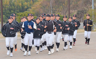 静岡入りし、早速ジョギングで汗を流す石垣中野球部の部員ら＝24日午後、静岡市内の清水庵原多目的球場