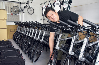 自転車ツアーに向けて「島じてんしゃ」を整備するＪｏｓｅｐｈ　Ｋｕｏｓａｃ石垣オフィス管理者の奈須なおきさん＝29日午後、市内登野城