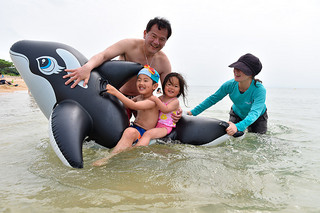大型連休で八重山の海を楽しむ家族連れ＝４月30日午後、フサキビーチ