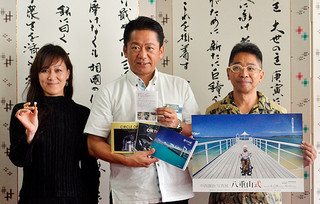 中山市長に活動実績を報告した中西さん（右）と上田さん（左）＝９日午前、市長室