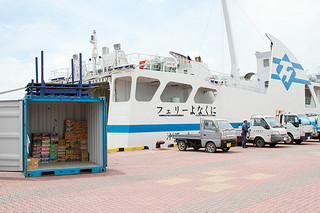 与那国島に日用品などを運ぶフェリーよなくに。７月から輸送費の補助が始まる＝９日午後、石垣港