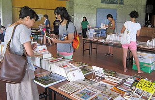 県立図書館の移動図書館で本を選ぶ利用者ら＝27日、中野わいわいホール