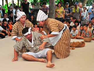 竹富島の結願祭で奉納された「芋掘り狂言」（ンープリ）＝８日午後、竹富島の清明御嶽