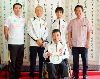 全国障害者スポーツ大会に県代表として出場する島内慈温君（前列）と青井洸貴君（後列左から３人目）＝15日午後、市役所市長室