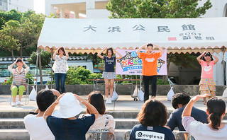 ちゃーがんじゅう体操を披露する健康運動指導士の勝俣妙子氏（右２人目）とがんじゅうメンバーら＝５日午後、市役所