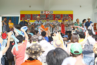 20回の節目をむかえた鳩間島音楽祭、約1300人が来場した＝３日午後、野外ステージ