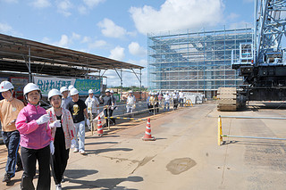 新県立八重山病院の建築現場を見学した参加者たち＝14日午後