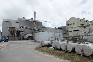 処理能力の低下や施設の老朽化が進んでいる石垣島製糖の工場施設＝11日午後