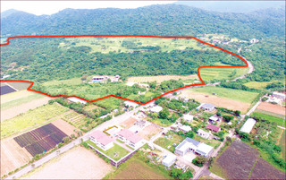 開南集落の目と鼻の先に計画されている「石垣駐屯地」（赤線内）＝18日午前、小型無人機で撮影