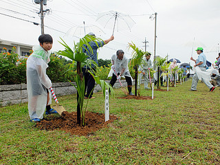 第68回県植樹祭で記念植樹を行う関係者ら＝20日午前、八島公園