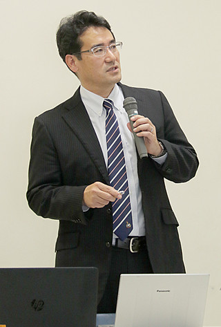 沖縄県の肝疾患の現状について講演した前城達次氏＝２日午後、市健康福祉センター